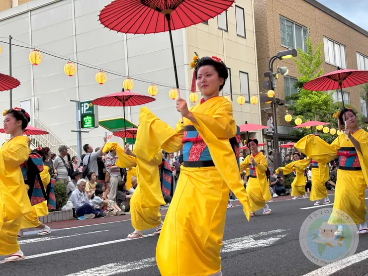 手持紙傘跳著優雅的花笠舞
