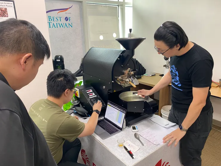 這鍋烘焙再沒過,我就要去桃園倉庫拿備用的生豆。堅強的烘豆團隊也沒讓人失望,我成功留在台北會場吹冷氣:P