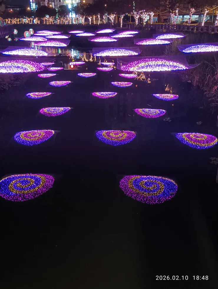 屏東市萬年溪上的燈飾，皆自拍攝