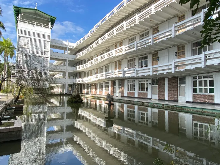 三信家商波浪大樓。前方水池具備調節氣候功能，也是陳仁和兒時記憶中的水塘印象