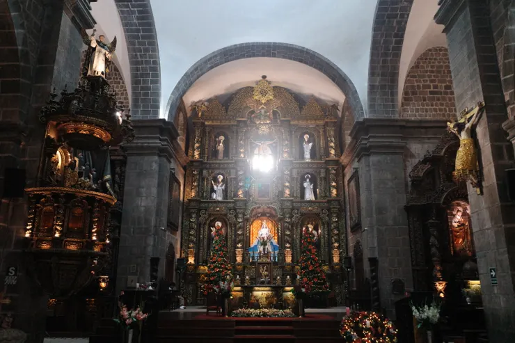 Templo de Santa Clara de Asís精緻的巴洛克式祭壇，有許多鏡面的裝飾