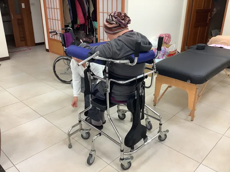 圖一：自輪椅到框架式助行器的腿力改善