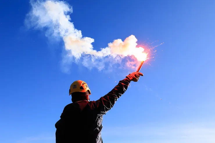 救難英雄揮舞著冒煙的信號彈，畫出美麗的圖形。