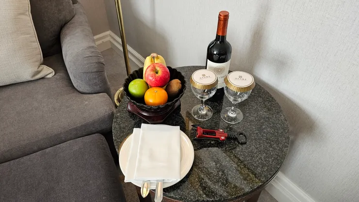 房間內的迎賓水果和紅酒也是高雄漢來大飯店送給生日壽星的喔!