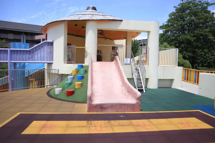 遊具最頂層的穀倉建築