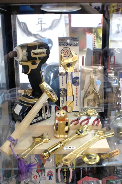 ▲邱柏霖珍藏的鑲金工具組,上頭還標示著「非賣品」。攝影:呂國維