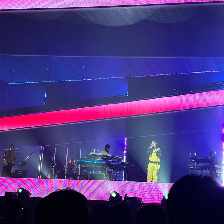 雖然很荒謬也不太可能，但我其實有偷偷期待會不會有一整團樂隊出現