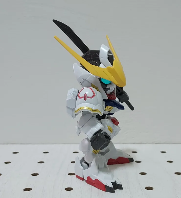 獵魔鋼彈側面照