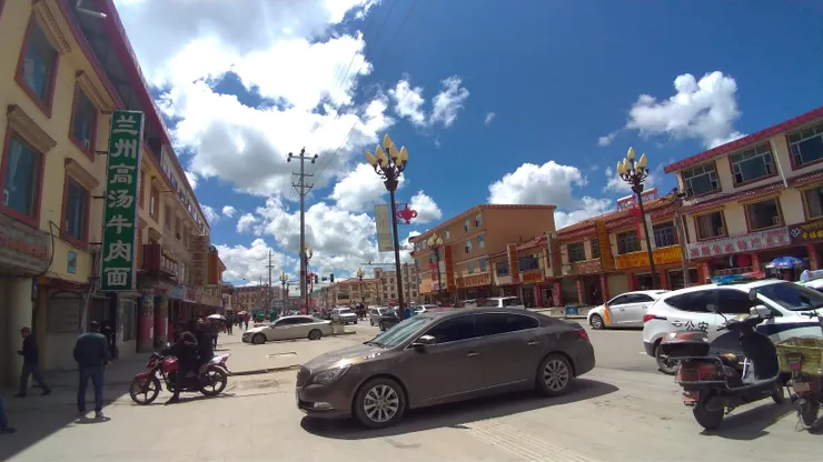 高原上的城鎮天空彷彿離得很近