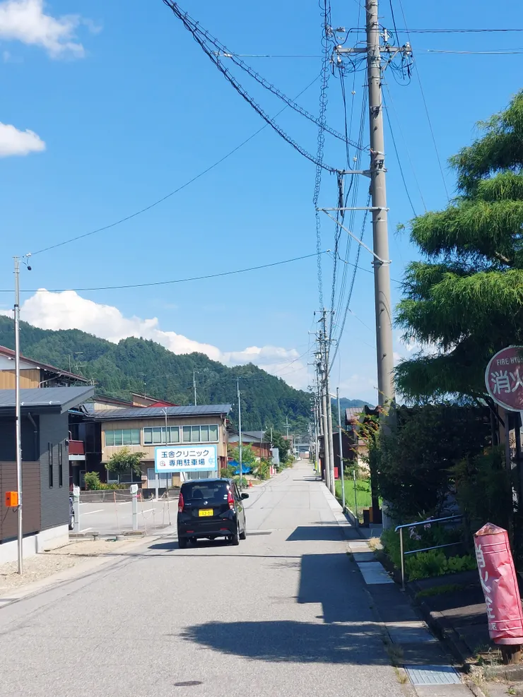 剛好有一台車經過的小街道，但整個街道看起來還是比台灣寬敞，搭配旁邊的平房，走起來十分悠哉~
