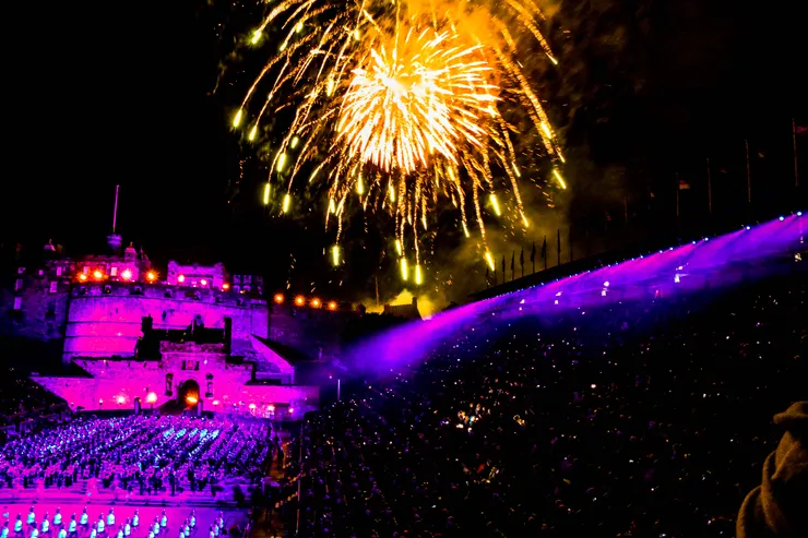 古老的愛丁堡城堡上放，綻放著嶄新的煙火秀