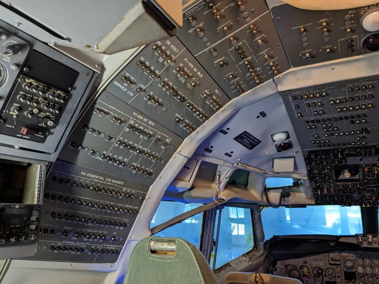 解鎖總統專機駕駛艙！實際探訪中美號內裝！右側國旗為什麼要反過來？／圖源：陳穩