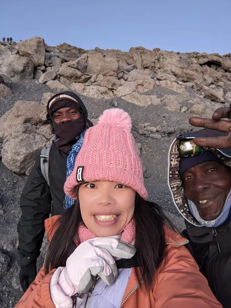 右邊是師兄，左邊是恩公，後面是無止盡的岩石上坡路