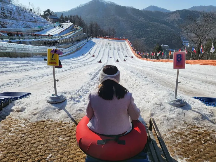 在兒童雪橇場出發前