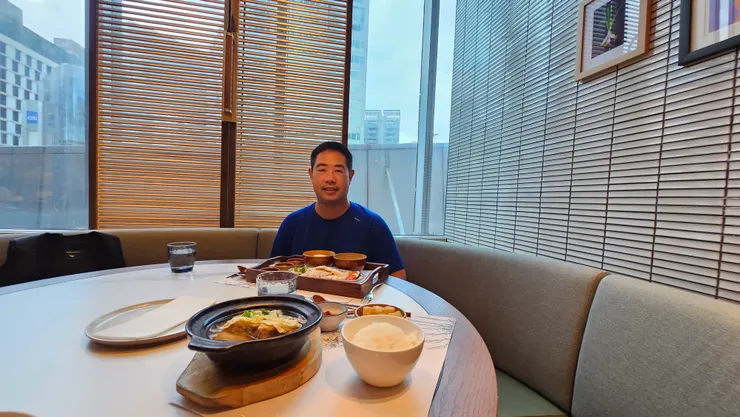 我終於來朝聖全新加坡最貴海南雞飯了!開心!