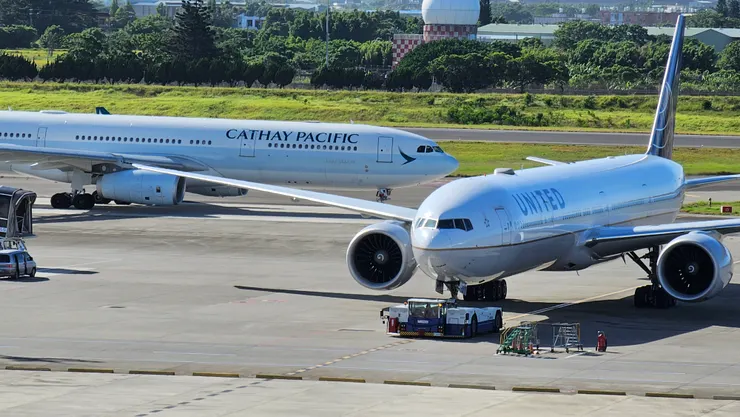 圖右是美國聯合航空的波音B777客機!