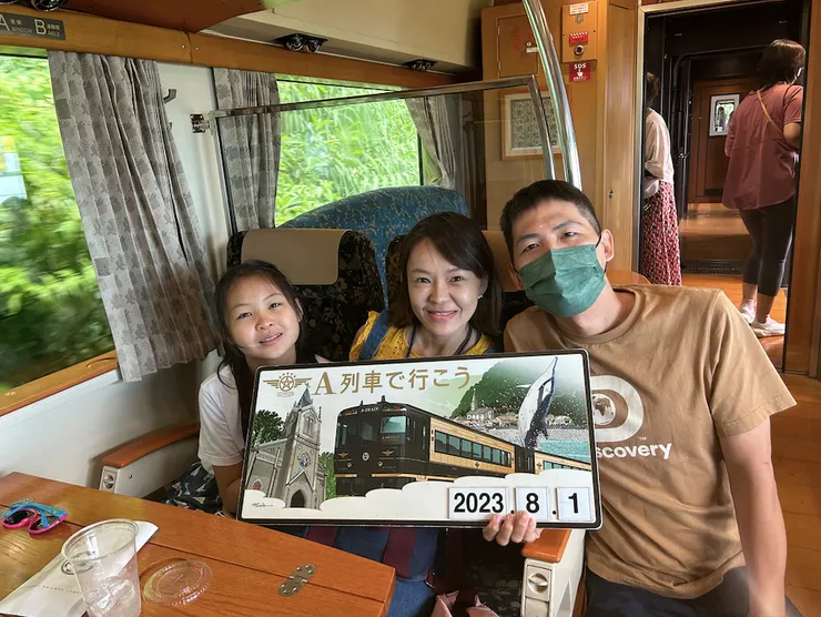 車站服務員會主動拿牌子幫遊客合照喔