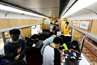 縱貫線末班舊型莒光號車尾附掛有瞭望台的客廳車，除了開放參觀，也有紀念印章可供蓋印