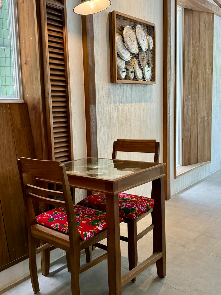 2樓牆上的鍋蓋掛飾很有創意