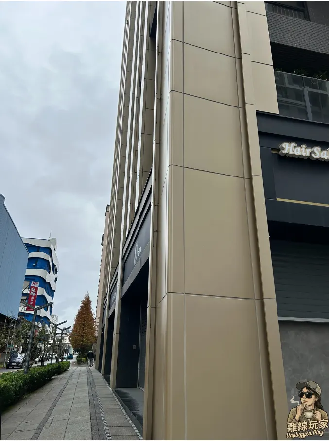 在視線可及的鏡頭，竟也聳立著一株筆直的落羽松。