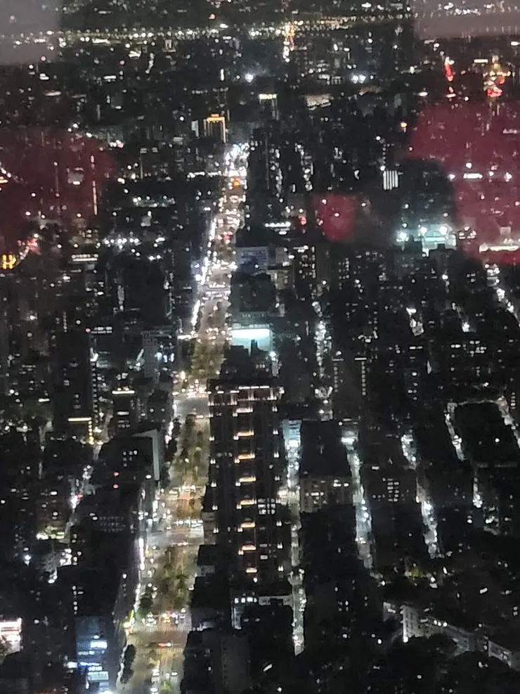 夜景是美的，照片是糊的