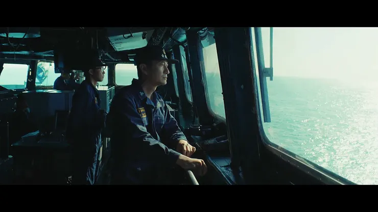 上校艦長，左手有望遠鏡