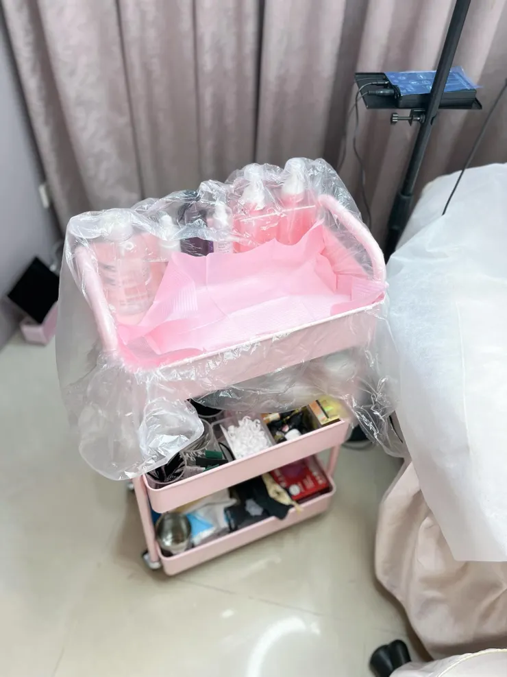 小工具車上也會用一次性塑膠膜套住，避免間接感染