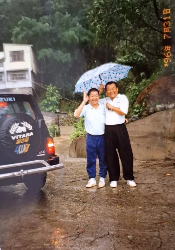 冒著颱風前往雪廬山表演，徐、王兩位師兄合影留念