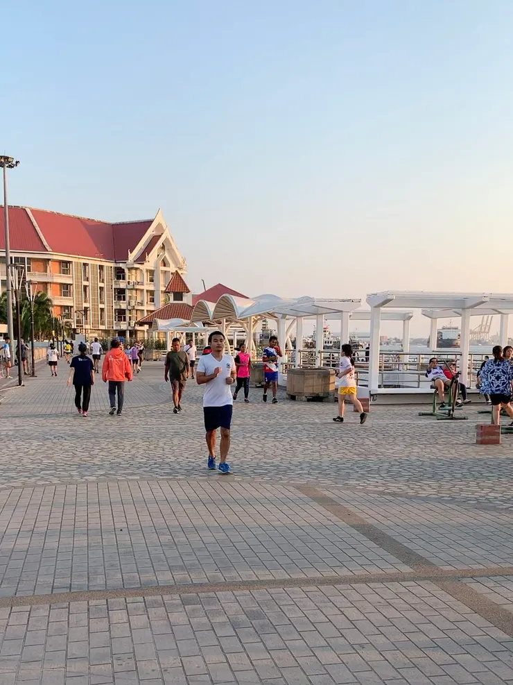 這個河濱廣場很寬闊很chill，傍晚時分適合散步慢跑