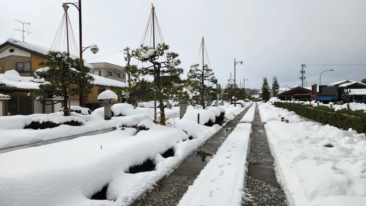 前往寺院的道路也覆蓋滿了白雪