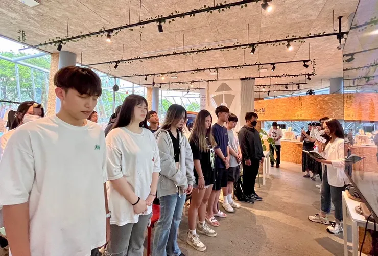 在僑光科技大學觀光系二年級的參訪學習活動中融入「樹的靜心」，讓同學藉由冥想與大自然連結。