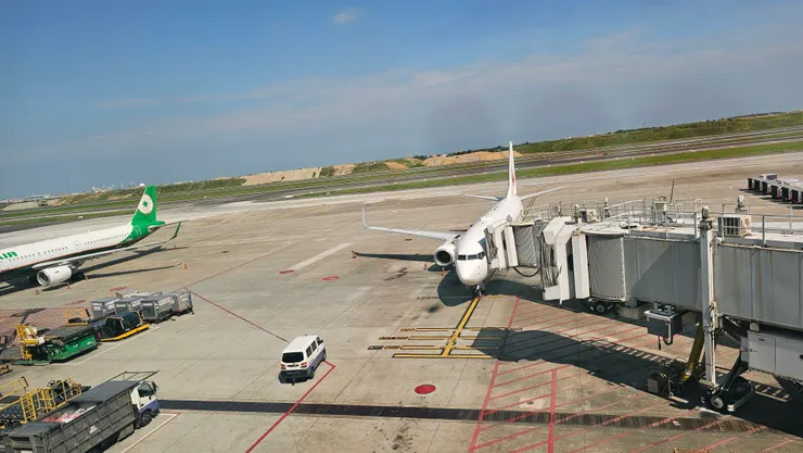 右邊就是日航波音737接空橋的模樣!