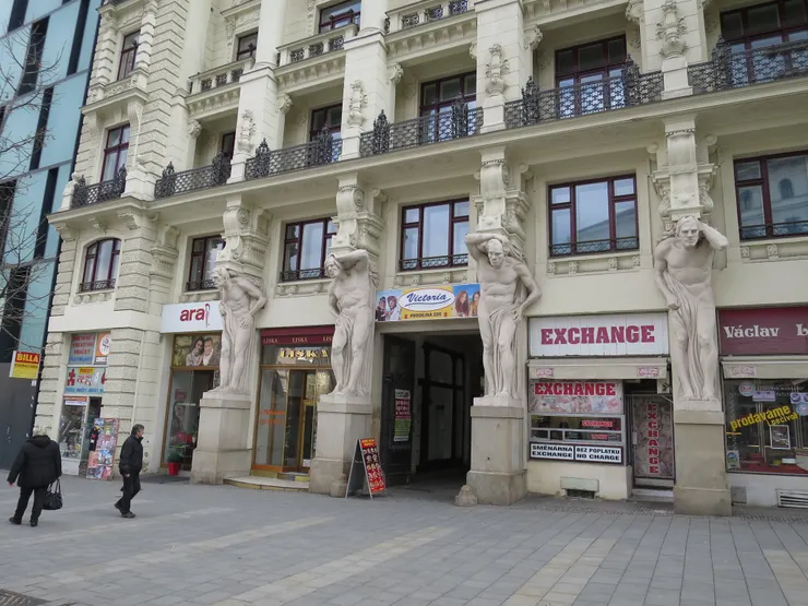 廣場的每棟大樓都很美，仔細看會發現很多細節，像這棟房子的門柱是的四位奴隸扛著