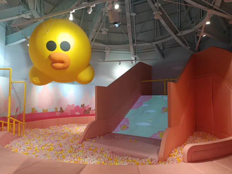 大人、小朋友都適合的溜滑梯，真的很滑、很好玩！