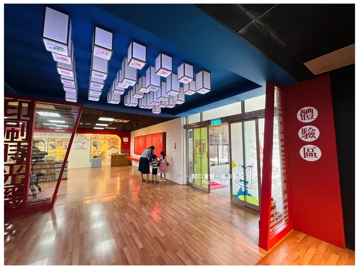 入口處雖有階梯，但側邊有無障礙坡道可使用。