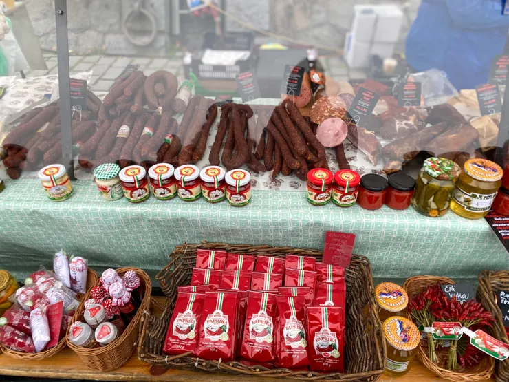 ▲再次看到販售各種煙燻香腸、火腿…等肉類製品的攤子，確實在捷克飲食上，肉類是餐桌上常客。但這一攤亦販賣多款辣椒醬、辣椒粉，在不嗜辣的捷克飲食文化裡，很是特別。
