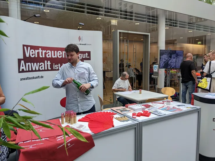 桌上擺滿了各式可供民眾索取的小贈品