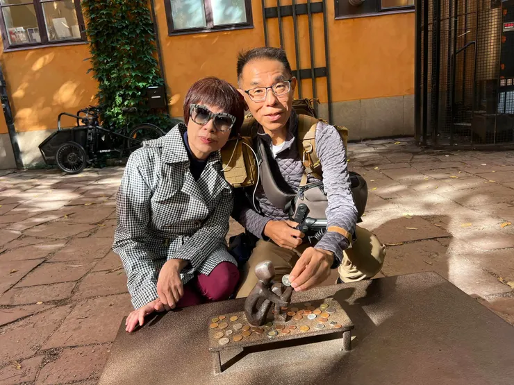 向男孩獻上金錢，並拍拍他的頭以求好運。