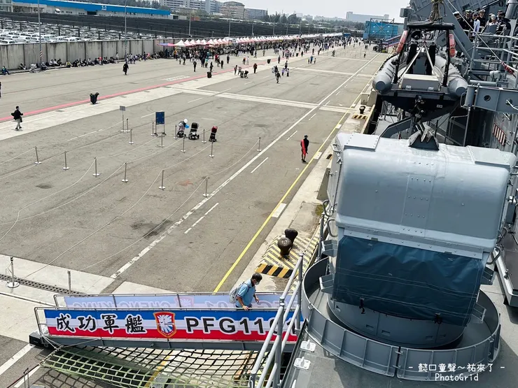 在成功軍艦上往下看的視野，登艦樓梯其實很窄小。