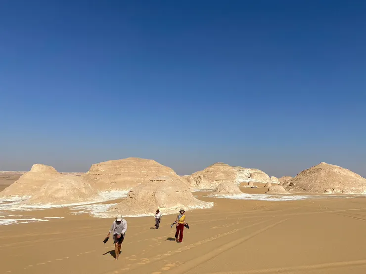 進沙漠後，即便我們打滾奔跑，因為極乾燥的氣候，倒不會覺得黏膩不舒服。