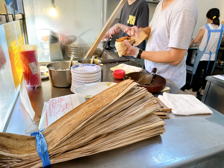 如果蝦捲外帶的話，是用粽葉包，非常有特色
