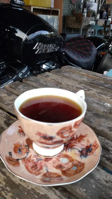 色清味醇的咖啡  (私心想拍的是後方的重機)    