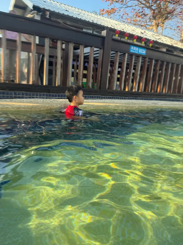 月亮池是溫水的,這裡沒強制戴泳帽,到水療池就有強制戴泳帽了