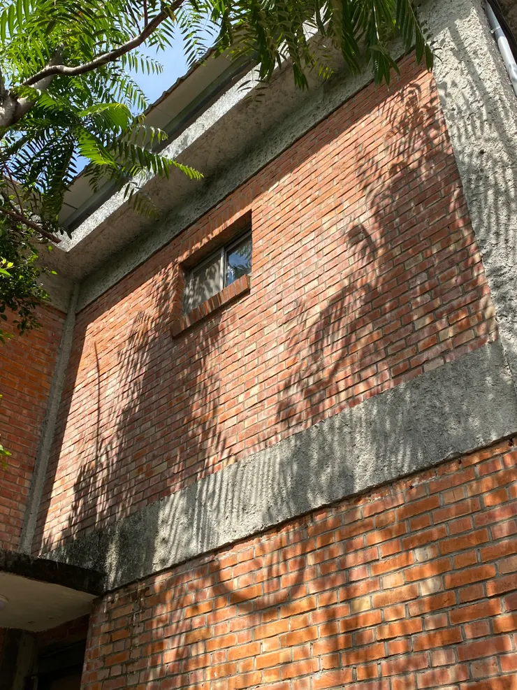 傾斜的窗台設計