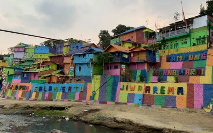 河岸邊 Kampung Tridi 彩虹色的一邊