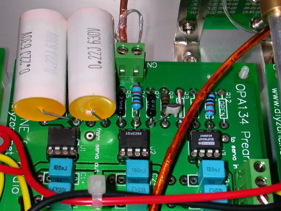 前級放大電路特寫二，PCB 用的是 DZ 的 3OP 前級電路板，將放大、緩衝與 DC Servo 整合在一起  ，IC 的旁路電容則為 RIFA PHE420 0.1uF。PCB 上有一顆黑頭的 100pF 銀膜電容，少了它就會震盪  ，之前迴授電阻曾用 4.7K 試過不會發生震盪，後來覺得增益太大了，於是將迴授電阻改為 3.3K，討厭的事就發生了，約在 5MHz 左右產生震盪，BUF634 還會發燙，於是參考 BUF634 的 datasheet，在 OPA627 的 2、6 腳間加入 100pF 才解決震盪問題