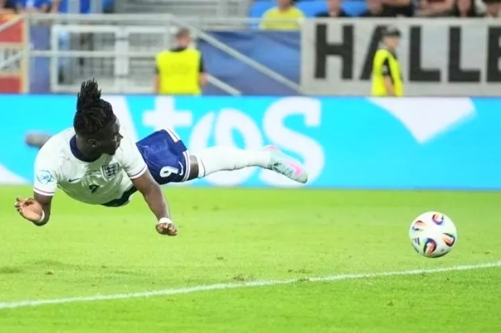 莊拿芬路維插水式頭槌破網助英格蘭險勝3:2