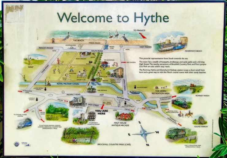 【一條皇家軍事運河(Royal Military Canal)將小鎮分為以北的上城(Hihg Street)和以南的住宅區。這張圖片，上為南方、下為北方。本文所記為運河與海岸之間。】