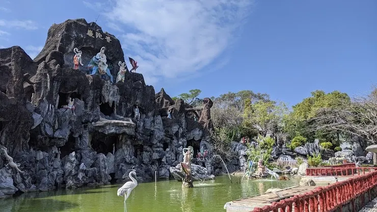 萬年殿後方有萬年耕心園（圖片截圖於網路）