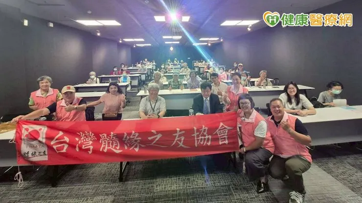 臨床上,CML可分為慢性期、加速期與急性期三個階段。對於少數在診斷時即屬於加速期或急性期的患者,醫師會採用化學治療合併標靶治療,病情穩定後再視情況進行骨髓移植。